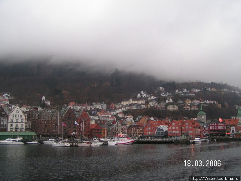 Берген застеснялся и укрывается дождевой вуалью Берген, Норвегия