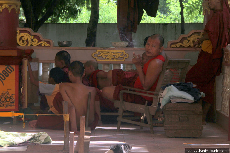 Монахи перед телевизором Амарапура, Мьянма
