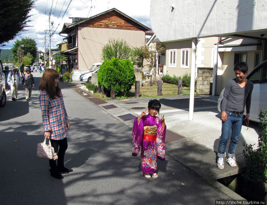 к фестивалю родители нарядили дочь в национальную одежду и даже сами предложили ее сфотографировать, завидев интерес иностранца, то есть меня... Такаяма, Япония