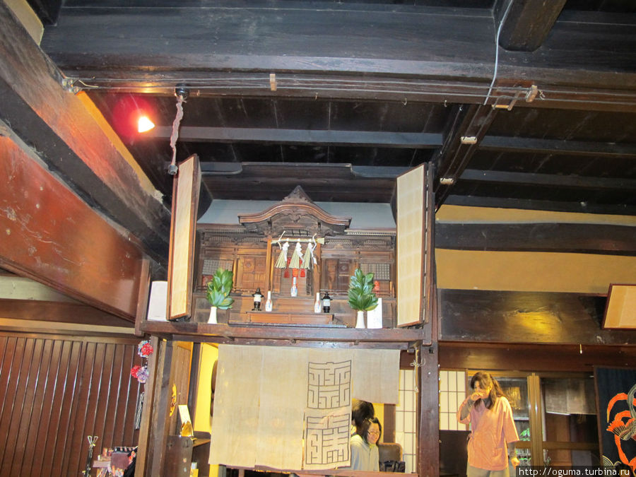 Здесь живёт Камисама (это синтоизм) — Бог, который живёт в этом доме и хранит его). Гудзё, Япония