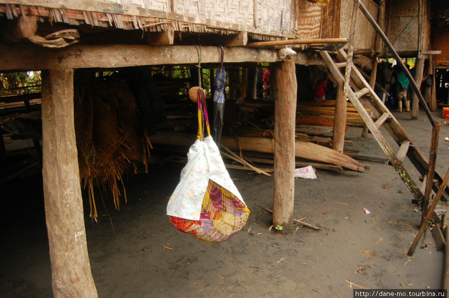 Все дома на побережье стоят на сваях. В этом мешке спит ребенок. Провинция Галф, Папуа-Новая Гвинея