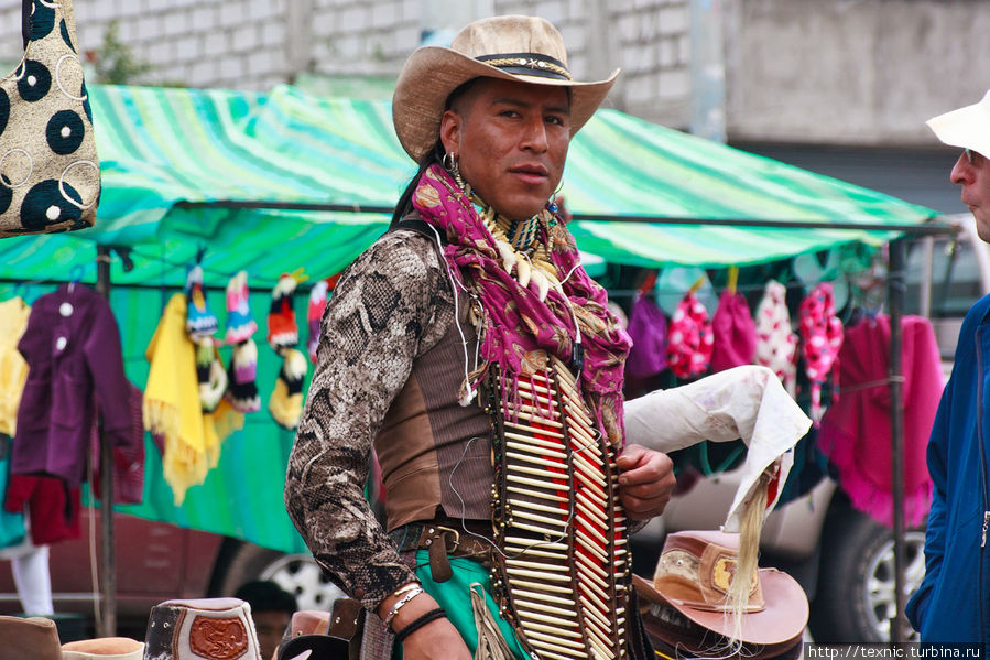Продавец сувениров сам выглядит как сувенир Сакисили, Эквадор