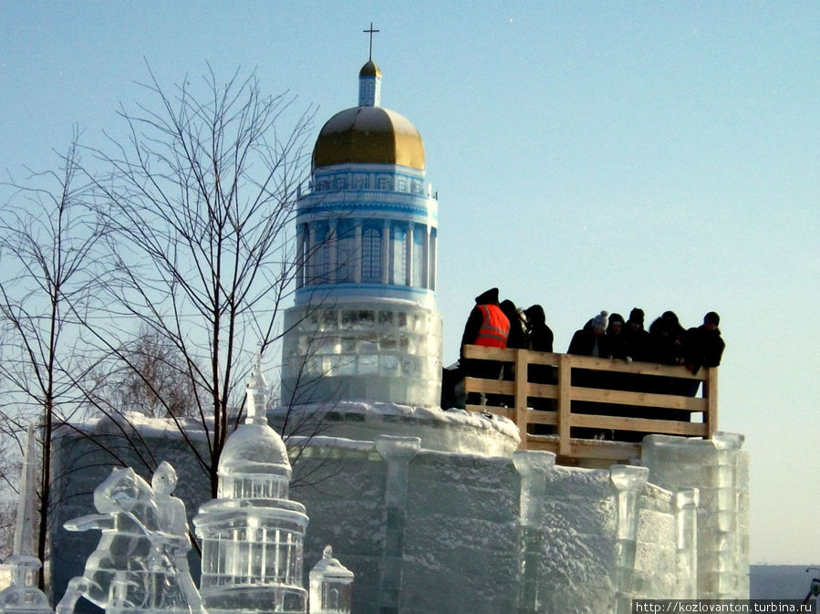 Спиральную горку венчает купол Исакиевского собора. Спиральную горку венчает купол Исакиевского собора.