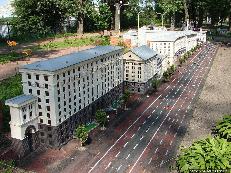 Крещатик, фрагмент, на переднем плане  —  здание Киевсовета и Киевской городской государственной администрации