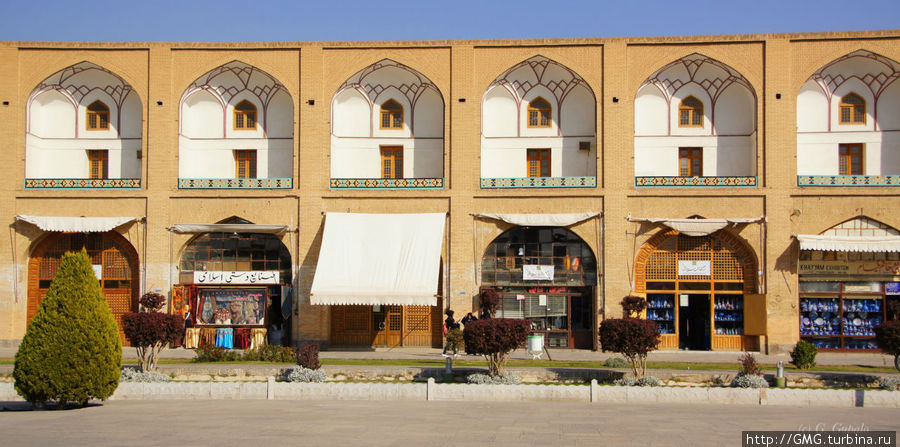 По всему периметру площади разместились многочисленные лавки торговцев. Чего там только нет. Исфахан, Иран