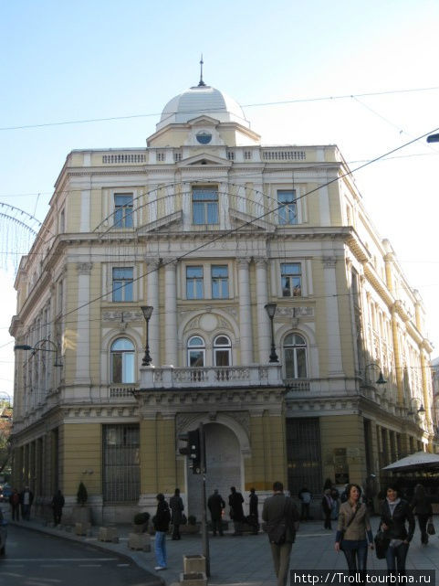 Символично — направо идет улица в старинный центр города, с турецкими мотивами, налево — почти-проспект с австро-венгерскими зданиями и трамвайной линией Сараево, Босния и Герцеговина