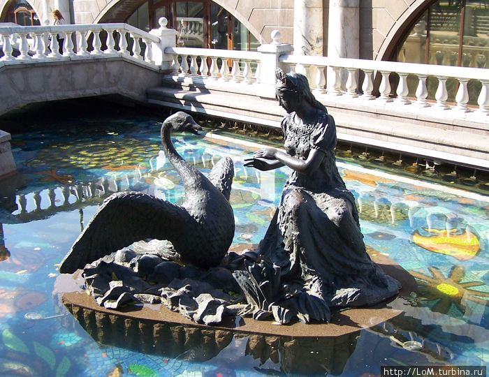 Скульптурная композиция на воде. Москва, Россия
