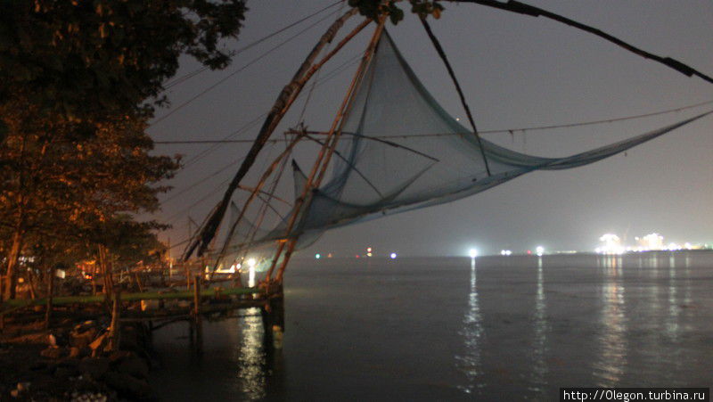 Ночью сети поднимают, но под утро работа возобновляется Кочи, Индия