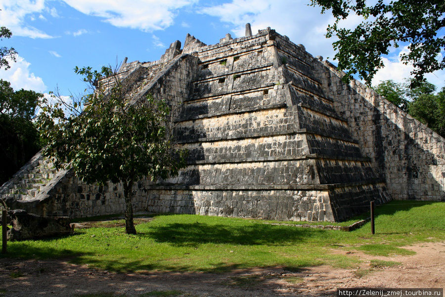 Пирамида Жреца в Чичен-Ице Чичен-Ица город майя, Мексика