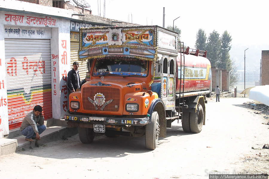 Улицы Катманду. Бензовоз с контрабандной соляркой Катманду, Непал