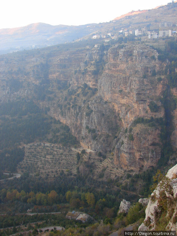 Глубокое ущелье с отвесными стенами Долина Кадиша, Ливан