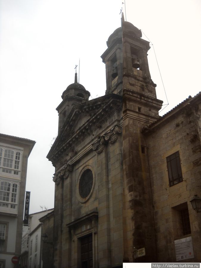 Боковой вид на церковь Сантьяго-де-Компостела, Испания