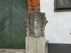 Камень у входа в старый дом