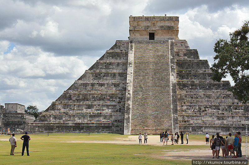 Главная пирамида комплекса Чичен-Ица. Чичен-Ица город майя, Мексика