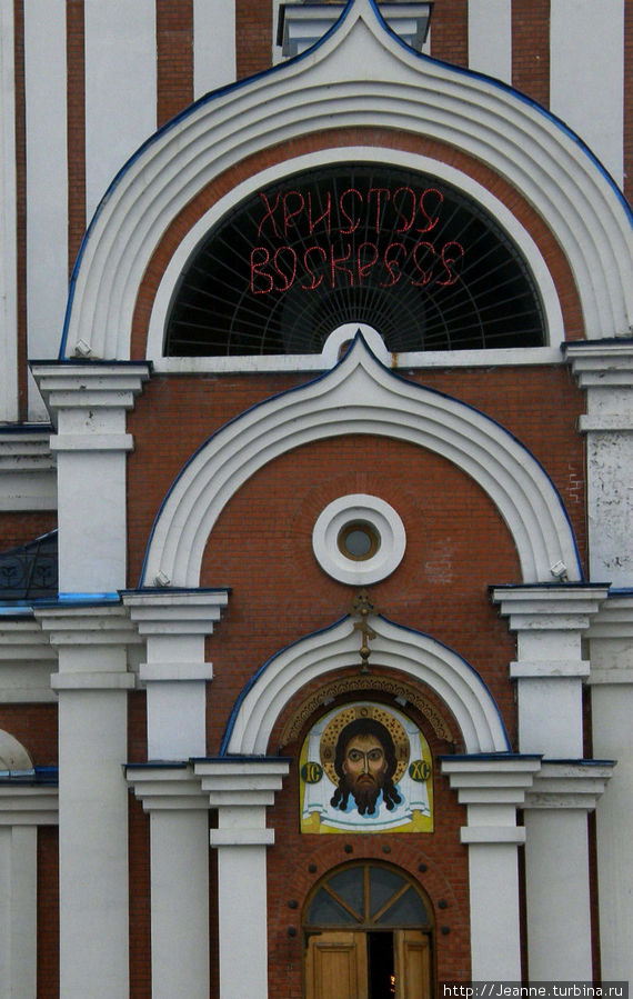 Надпись над дверьми храма — Христос Воскрес! Хабаровск, Россия