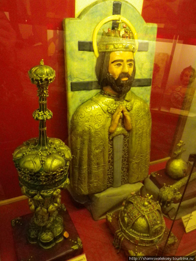 Святой Иштван и королевские регалии Сентендре, Венгрия