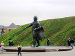 Памятник основателю города Юрию Долгорукому. За его спиной виден крепостной вал, высота которого колеблется от 5 до 10 метров на разных участках.