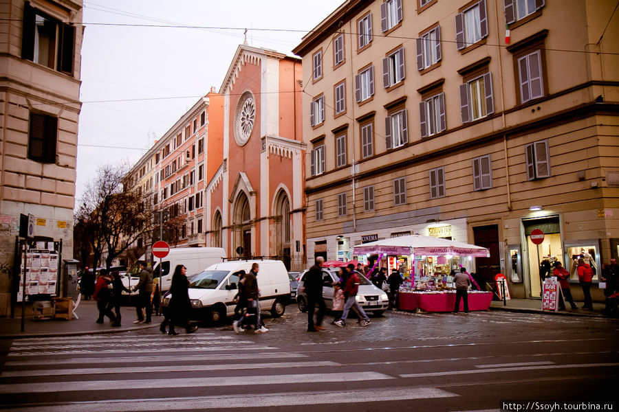 Выйдя из метро, медленно, но верно продвигаемся в сторону площади святого Петра. Рим, Италия