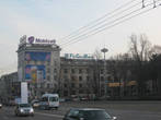 Здание это на главной площади регулярно попадало на сувенирную продукцию в советские времена — а теперь его и не видно толком из-за рекламы