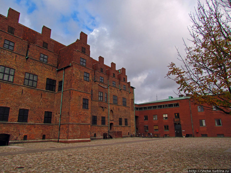 Внутренний двор (остальные фото замка будут в хронологическом порядке нашего продвижения по парку) Мальмё, Швеция