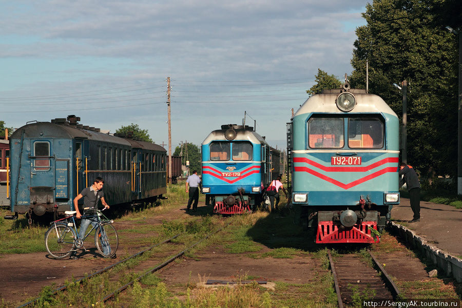 На станции Гайворон. Справа стоит поезд Рудница — Гайворон, он только что прибыл. Слева — Гайворон — Голованевск. Через несколько минут мы на нем поедем до Голованевска. Гайворон, Украина