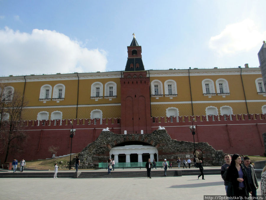 Средняя Арсенальная башня и грот Руины Москва, Россия