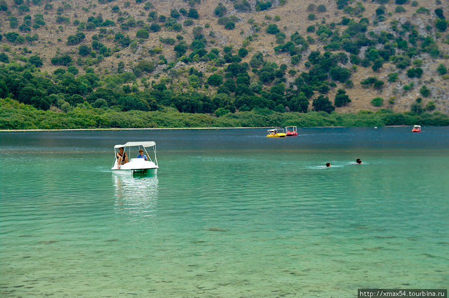 Благополучно ретировавшись от гусей мы взяли на прокат катамаранчик и поехали кататься по озеру. Остров Крит, Греция