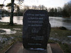 надпись на камне: В 879 году Умер Рюрик в крепости Корела, там положено бы городу Корелы