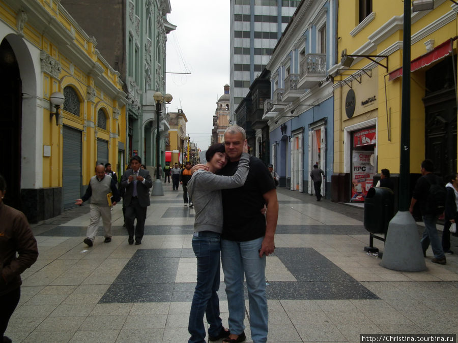 Вот так у нас начался медовый месяц — далеко, далеко от дома, в неизведанной еще туристами Лиме :) Лима, Перу