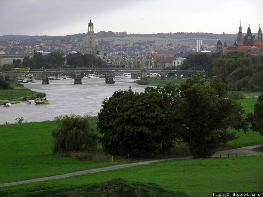 Природный ландшафт долины Эльбы и исторический центр Дрездена, включенный в 2004 году в список культурного наследия Юнеско. Дрезден, Германия