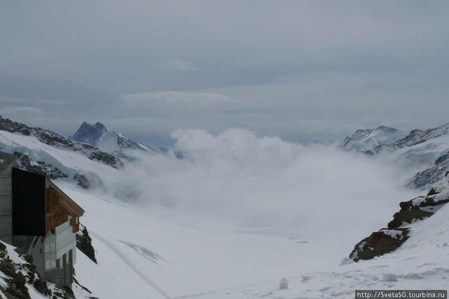 А облака меж тем поднимались. Забегая вперед скажу, что когда мы спустились в Интерлакен и зашли на вокзал, там была веб камера на Юнфрау. Так вот она (камера) показывала метель с практически нулевой видимостью. Вовремя мы оттуда уехали. Юнгфрауйох (хребет 3471м), Швейцария