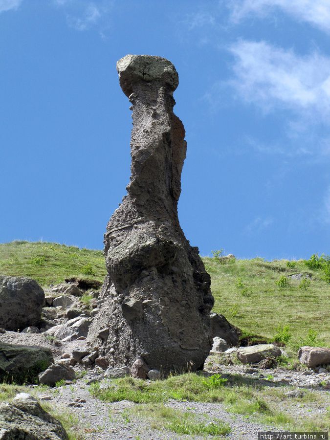 а высота этого каменного переростка на горном склоне — метров восемь Эльбрус (гора 5642м), Россия