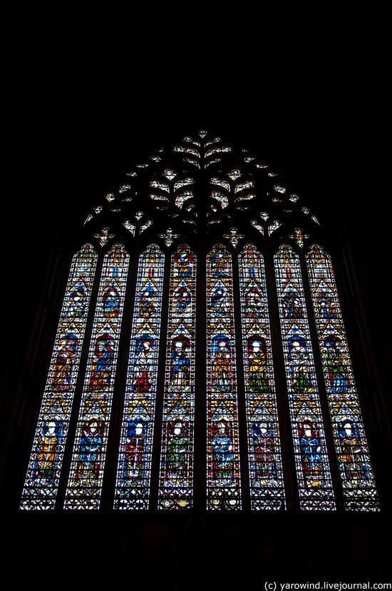 Собор славится самыми большими витражными окнами средневековой Европы. Некоторые датируются XIIв Йорк, Великобритания