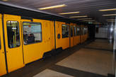 Поезд приехал на станцию на жёлтой линии №1