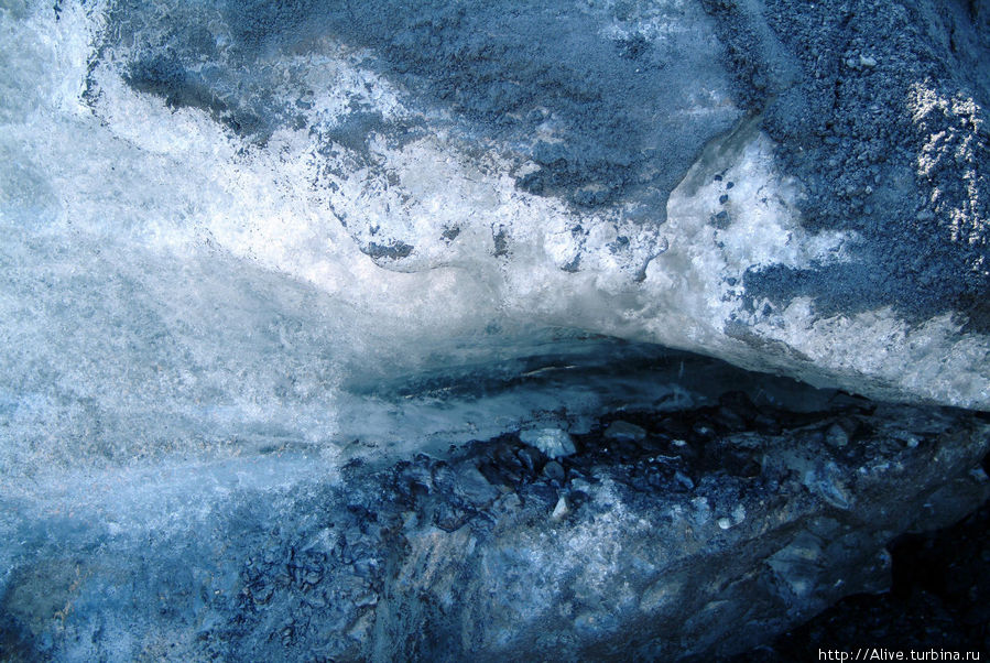 Вот этот порошок на льду вблизи. Ветер постепенно переносит его и на верхние слои ледника, делая подкраску рёбер и краёв. Национальный парк Кенай-Фьордс, CША