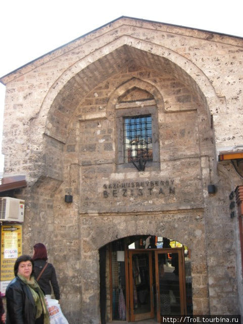 Одно из исторических зданий района, узнаваемой турецкой архитектуры Сараево, Босния и Герцеговина