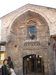 Одно из исторических зданий района, узнаваемой турецкой архитектуры