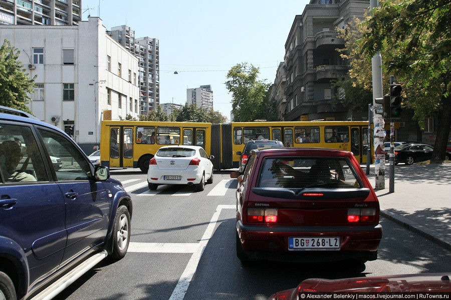 Больших пробок в Белграде нет, но иногда возникают заторы из-за типичных и для России глупостей: вот автобус выехал на прекресток, после которого затор. В итоге у нас загорелся зеленый, но продолжить движение мы не смогли. Белград, Сербия