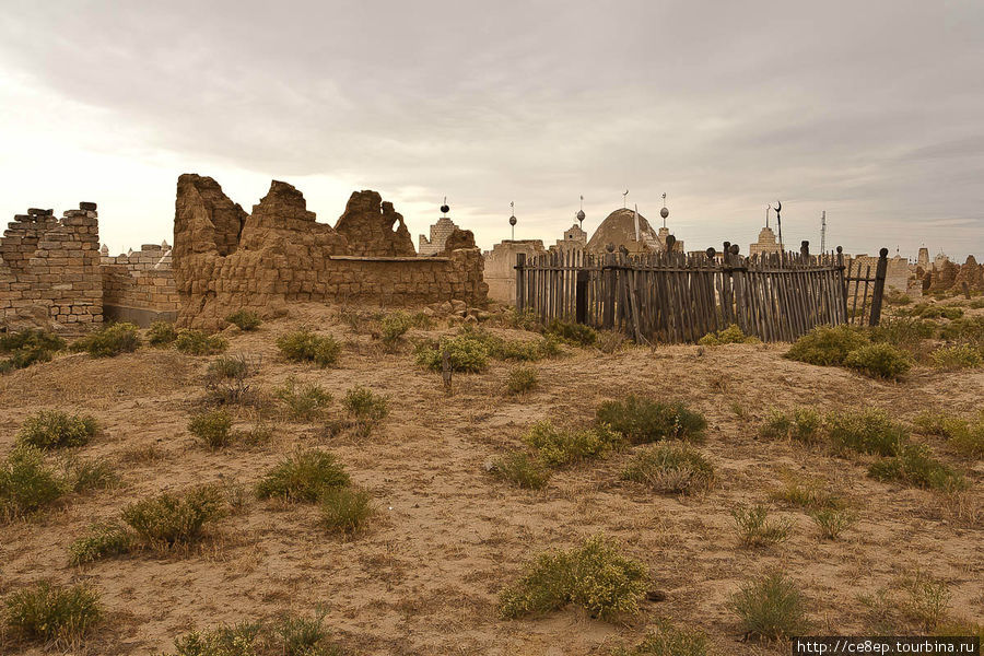 Обычное казахское кладбище Казахстан