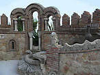 Вот эта крытая византийская аркада — Кулебрийский фонтан. Человек и его окружение