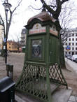 Городская телефонная будка. Интересно, кто-нибудь ещё пользуется?