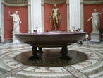 Зал Ротонда. Построен Микеланджело Симонетти. В нишах установлены 18 статуй и бюстов римских и греческих героев.
