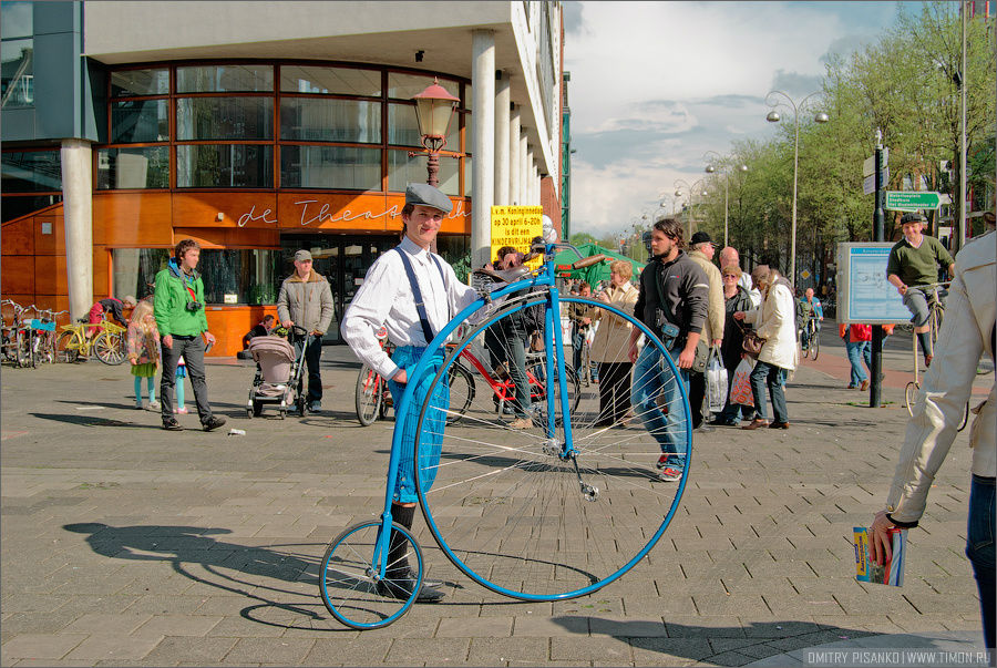В какой-то момент прогулки мы случайно вышли на улицу, где ребята выделывали трюки на древних велосипедах. Амстердам, Нидерланды