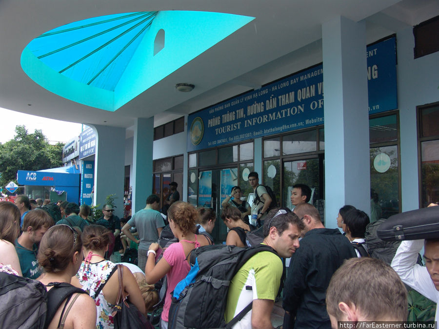Туристы у кассы заповедника, билет стоит 30000 донгов Ха-Лонг, Вьетнам