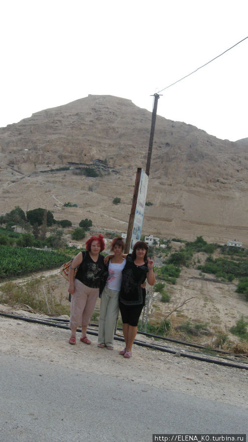 за нами проходит канатная дорога,которая идёт в монастырь Иерихон, Палестина