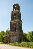 Как и в любом селе, тут был храм — церковь Воскресения Словущего, 1804г постройки, который, увы, не пережил советских времен. Осталась одна колокольня.