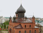 Собор находится практически в самом центре Казани. На заднем плане видна крыша баскетбольной арены — Баскет-холла на улице Островского.