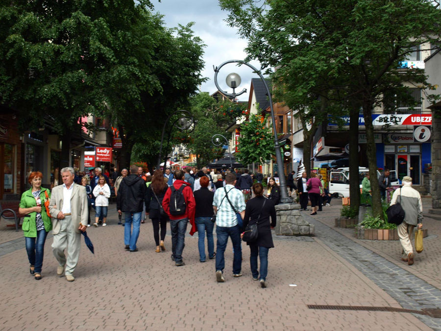 Улица Круповки — центральная пешеходная аллея Закопане.  Некоторые ее называют улицей кривых фонарей из-за формы столбов с освещением. Закопане, Польша