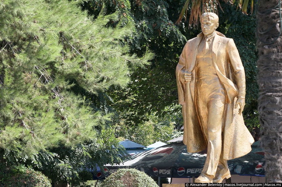 Когда в 1991-м году рухнул СССР, а за ним и Югославия, Албанцы тоже решили, что хватит. Ходжа умер в 1985-м, был похоронен на мемориальном кладбище, ему воздвигали памятники и слагали песни в честь Великого Руководителя. Преемником на посту Первого секретаря Партии стал Рамиз Алия, который затем добровольно ушел в отставку. Но это не спасло его от уголовного преследования, он получил девять лет тюрьмы, фактически просидел только два, а потом был освобожден народом, восставшим против коррупционной политики нового президента. С тех пор он ушел на покой, жил на даче отшельником, а умер 7 октября 2011 года, то есть уже после того, как я побывал в Албании. Жаль, можно было попробовать найти Рамиза, возможно, старик бы пролил свет на какие-то пятна албанской истории. Албания Когда в 1991-м году рухнул СССР, а за ним и Югославия, Албанцы тоже решили, что хватит. Ходжа умер в 1985-м, был похоронен на мемориальном кладбище, ему воздвигали памятники и слагали песни в честь Великого Руководителя. Преемником на посту Первого секретаря Партии стал Рамиз Алия, который затем добровольно ушел в отставку. Но это не спасло его от уголовного преследования, он получил девять лет тюрьмы, фактически просидел только два, а потом был освобожден народом, восставшим против коррупционной политики нового президента. С тех пор он ушел на покой, жил на даче отшельником, а умер 7 октября 2011 года, то есть уже после того, как я побывал в Албании. Жаль, можно было попробовать найти Рамиза, возможно, старик бы пролил свет на какие-то пятна албанской истории. Албания