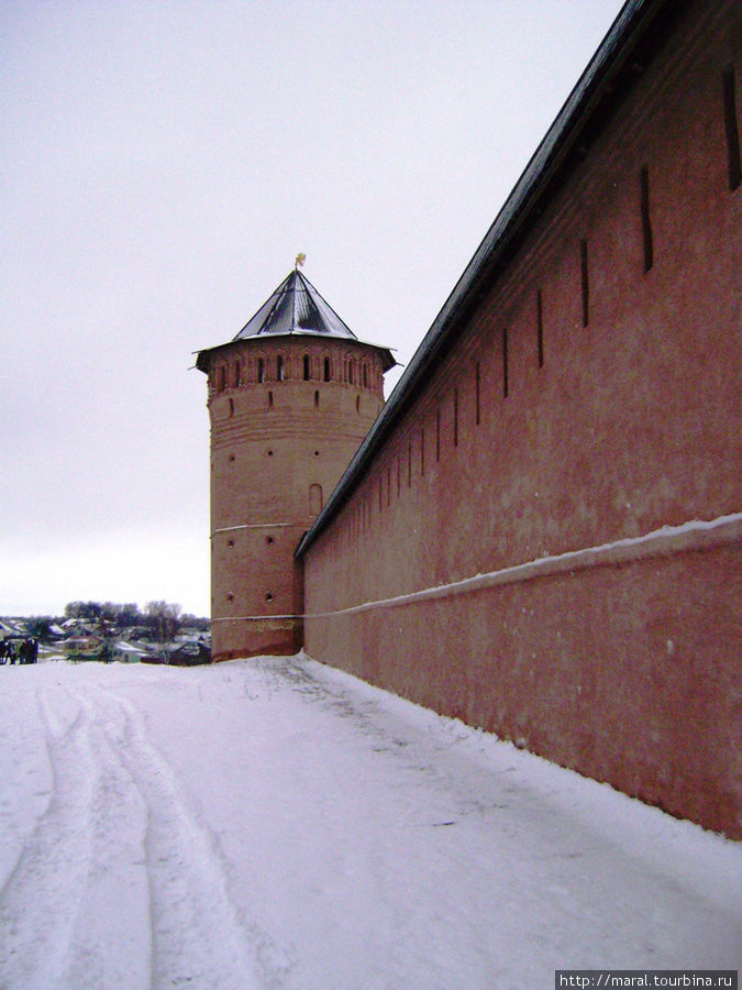 Спасо-Евфимиев мужской монастырь — мощная крепость с высокими стенами и двенадцатью башнями Суздаль, Россия Спасо-Евфимиев мужской монастырь — мощная крепость с высокими стенами и двенадцатью башнями Суздаль, Россия